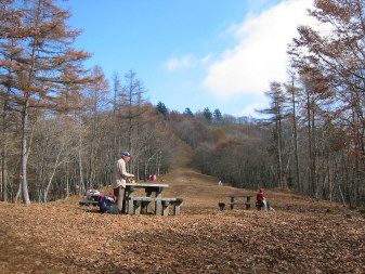 鷹ノ巣山避難小屋の前