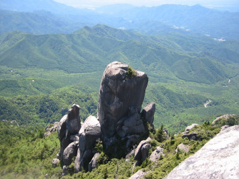 大ヤスリ岩