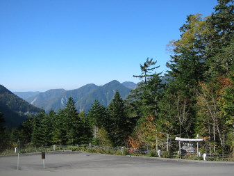 大平山荘前