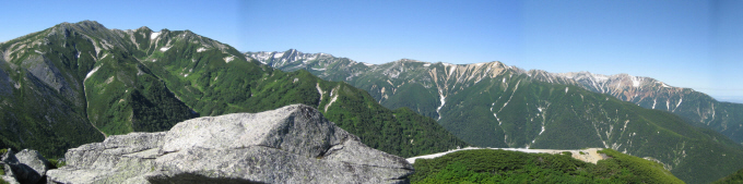 水晶岳～赤牛岳　奥は薬師岳