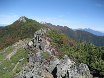 岩ギザギザ