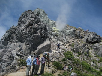 焼岳山頂直下と噴煙