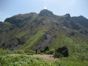 振り返る焼岳