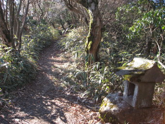 尾根上の祠