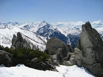 槍ヶ岳とイルカ岩