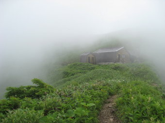 茂倉岳避難小屋