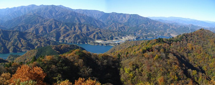 丹沢の山々と宮ヶ瀬湖