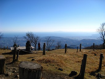 鍋割山荘前の草地から