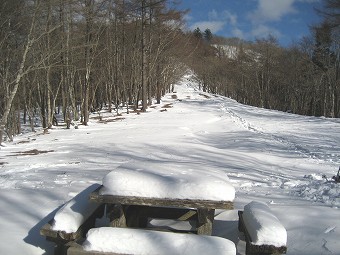 鷹ノ巣山避難小屋前