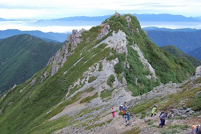 振り返り見る天狗岩