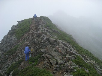 三峰岳へ