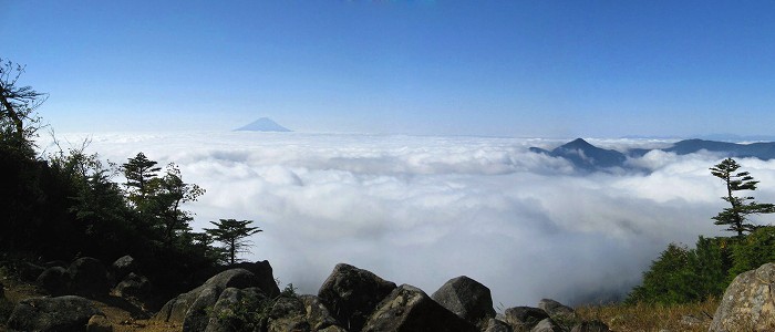 雲海に浮かぶ富士山