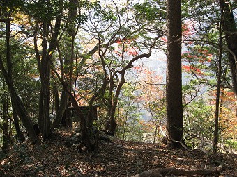 祠の並ぶ尾根