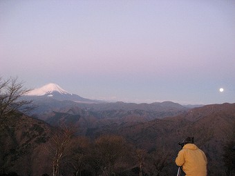 沈む満月