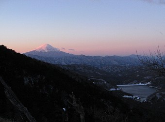 薄紅色に染まる富士山