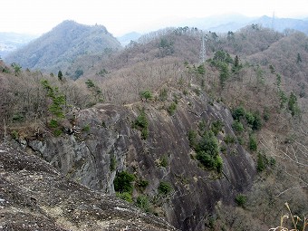 稚児落としから見る岩殿山