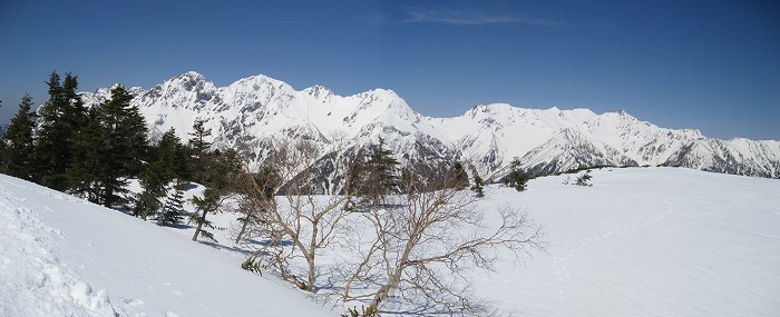 白く輝く穂高の峰々