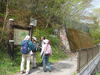 鳴虫山　登山口