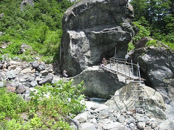 白高地沢の仮設橋