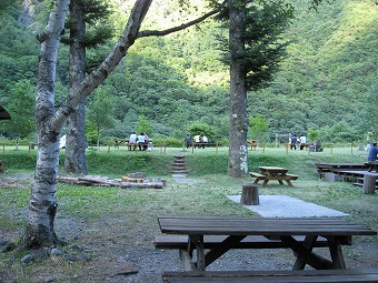 椹島ロッジ芝生広場