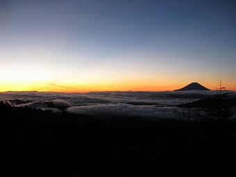 日の出前の富士山