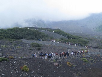 見上げる吉田口登山道