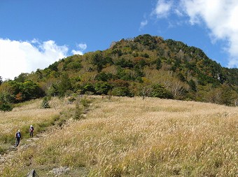 ススキと乾徳山