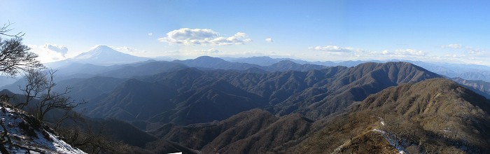 檜洞丸山頂から　　富士山～大室山