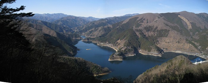 サス沢山から見る奥多摩湖