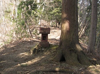 赤い祠の山ノ神