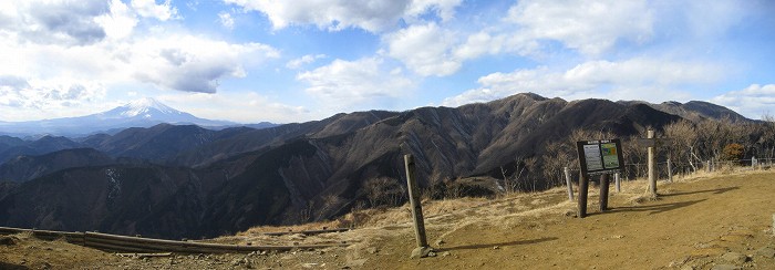 三ノ塔から見る富士山と塔ノ岳と大倉尾根