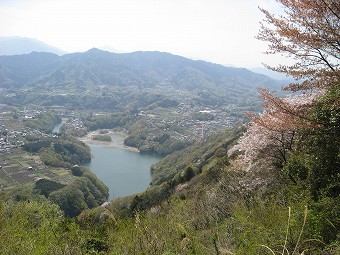 津久井湖と富士山方面