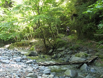 沢を渡る