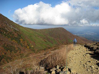 朝日岳の山肌の紅葉