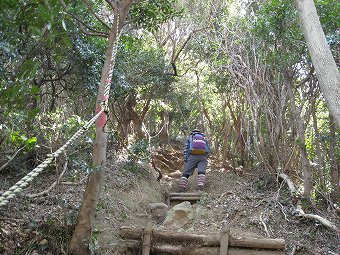 横山への急登