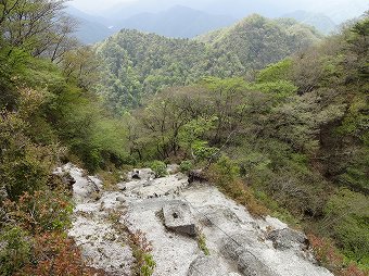 大石山のザレ下り