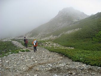 北岳山荘へ