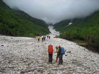 雪渓を登る