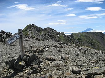 西農鳥岳から見る農鳥岳