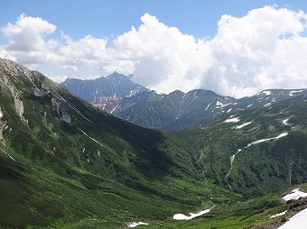 槍ヶ岳と三俣山荘