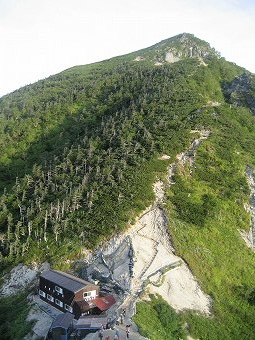 東川岳と木曽殿山荘