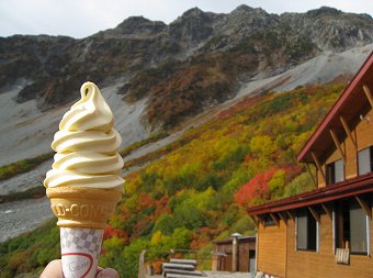 涸沢小屋ソフトクリーム