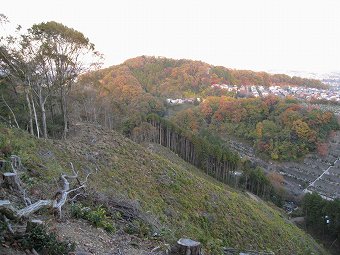 尾根の末端へ