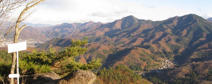 御前山から見る秋山山稜