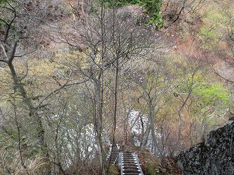 東剣ノ峰から急下り