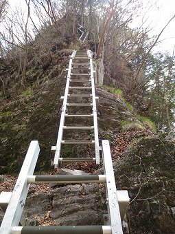 東剣ノ峰の長いハシゴ