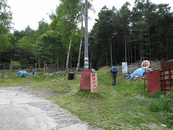 「鶏冠山入口」道標