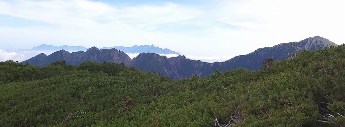 鋸岳～甲斐駒ヶ岳　　奥に八ヶ岳