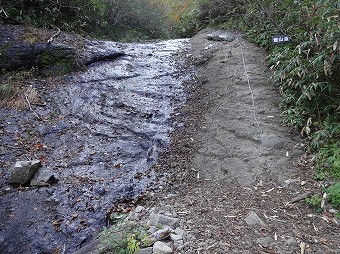 滑滝　クサリ場