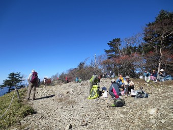 雷岩手前の広場